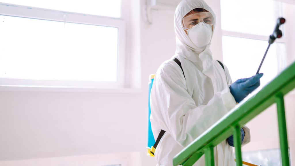Homme en train de désinfecter