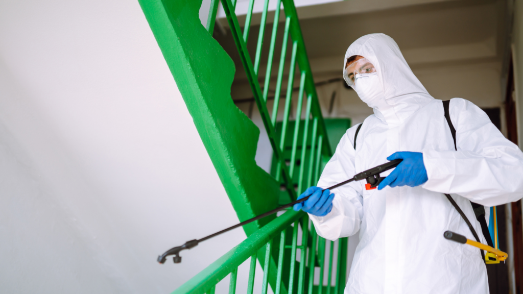 Homme en train de désinfecter dans les escaliers